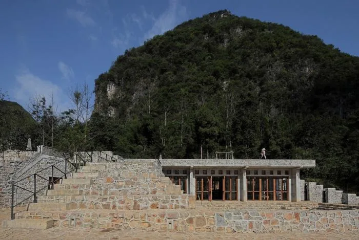BIM建筑|匍匐于山脚下的巨石：楼纳露营服务中心 / 李兴钢工作室