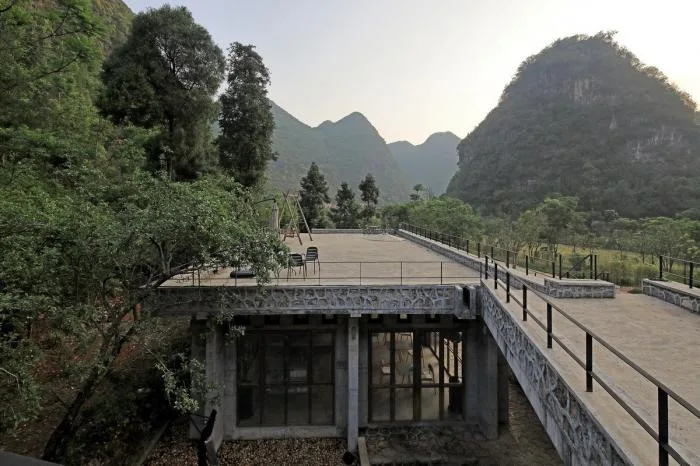 BIM建筑|匍匐于山脚下的巨石：楼纳露营服务中心 / 李兴钢工作室