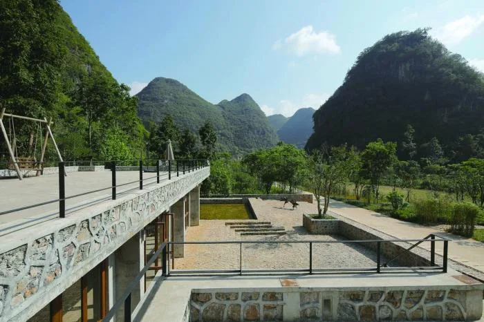 BIM建筑|匍匐于山脚下的巨石：楼纳露营服务中心 / 李兴钢工作室