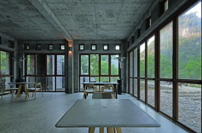 BIM建筑|匍匐于山脚下的巨石：楼纳露营服务中心 / 李兴钢工作室