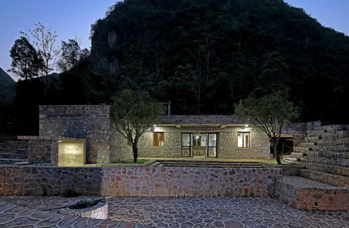 BIM建筑|匍匐于山脚下的巨石：楼纳露营服务中心 / 李兴钢工作室