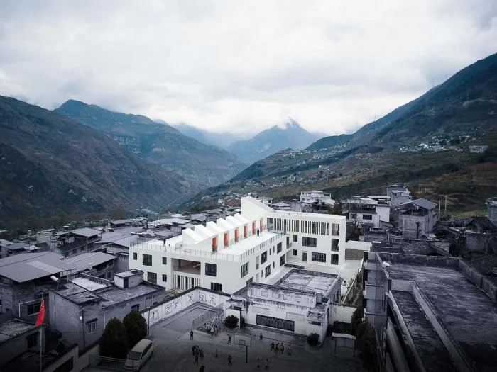BIM建筑|地形关系的表达：乌斯河镇中心幼儿园 / 东意建筑