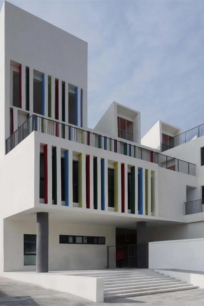 BIM建筑|地形关系的表达：乌斯河镇中心幼儿园 / 东意建筑