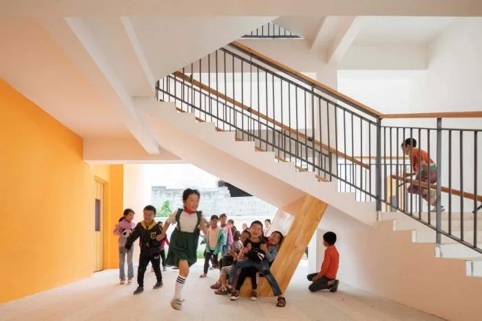 BIM建筑|地形关系的表达：乌斯河镇中心幼儿园 / 东意建筑