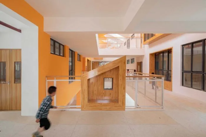 BIM建筑|地形关系的表达：乌斯河镇中心幼儿园 / 东意建筑