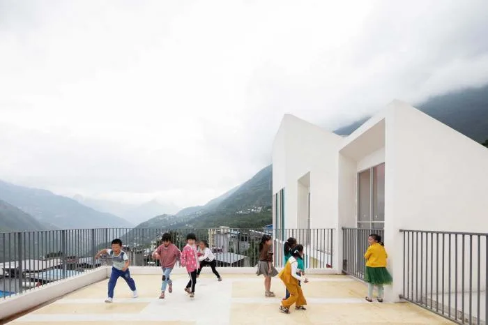 BIM建筑|地形关系的表达：乌斯河镇中心幼儿园 / 东意建筑