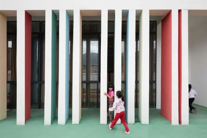 BIM建筑|地形关系的表达：乌斯河镇中心幼儿园 / 东意建筑