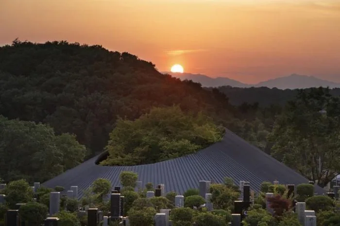 BIM建筑|仿佛一顶圆形礼帽：狭山湖畔墓地社区大厅 / 中村拓志 & NAP
