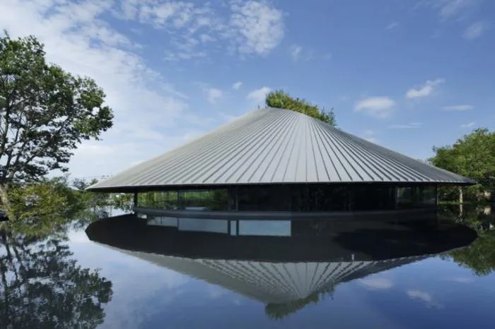 BIM建筑|仿佛一顶圆形礼帽：狭山湖畔墓地社区大厅 / 中村拓志 & NAP