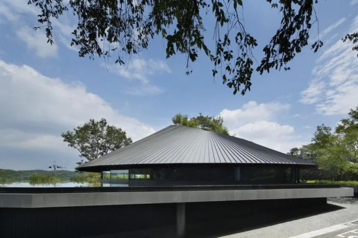 BIM建筑|仿佛一顶圆形礼帽：狭山湖畔墓地社区大厅 / 中村拓志 & NAP
