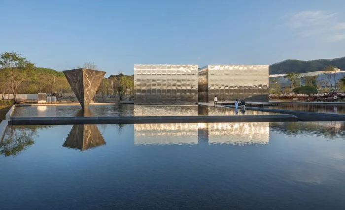 BIM建筑|天空与水编织一体，硬质金属折射出未来感：“Mon Amour” 文化空间