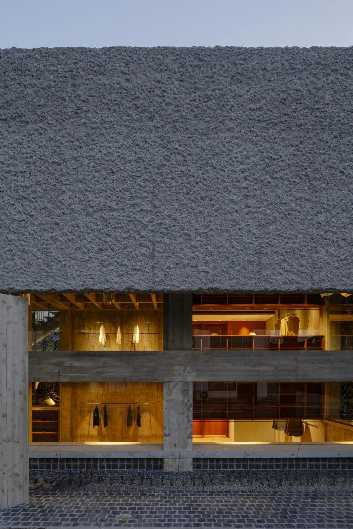 BIM建筑|厚重与透明：大原参道半架空品牌店 / 下川徹建筑事务所