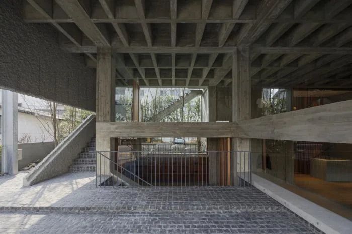 BIM建筑|厚重与透明：大原参道半架空品牌店 / 下川徹建筑事务所