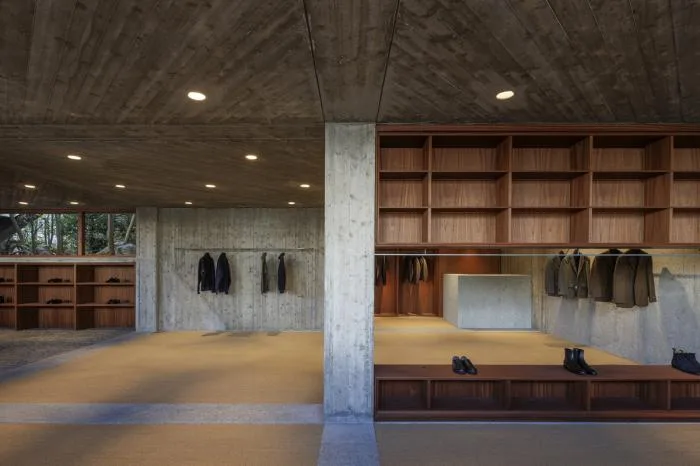BIM建筑|厚重与透明：大原参道半架空品牌店 / 下川徹建筑事务所