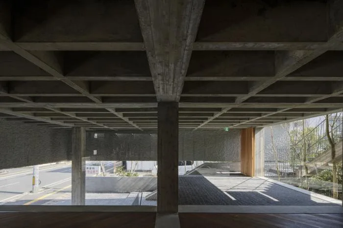 BIM建筑|厚重与透明：大原参道半架空品牌店 / 下川徹建筑事务所