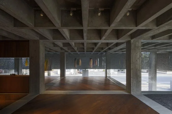 BIM建筑|厚重与透明：大原参道半架空品牌店 / 下川徹建筑事务所