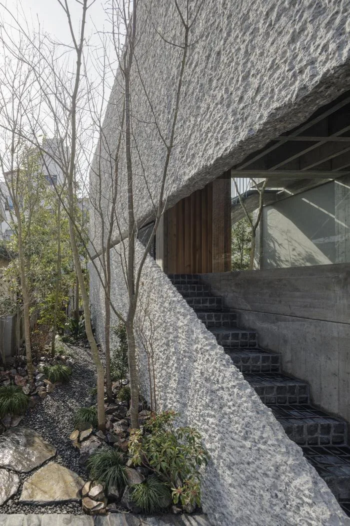 BIM建筑|厚重与透明：大原参道半架空品牌店 / 下川徹建筑事务所