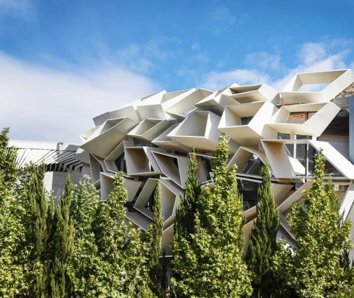 BIM建筑|多变折叠板拼成“蜂窝”般立面：伊朗绿地会议中心展览楼