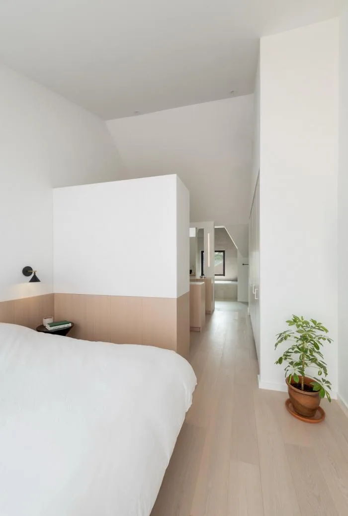 BIM建筑|波顿住宅：木质长橱柜贯通于细长空间 / StudioAC