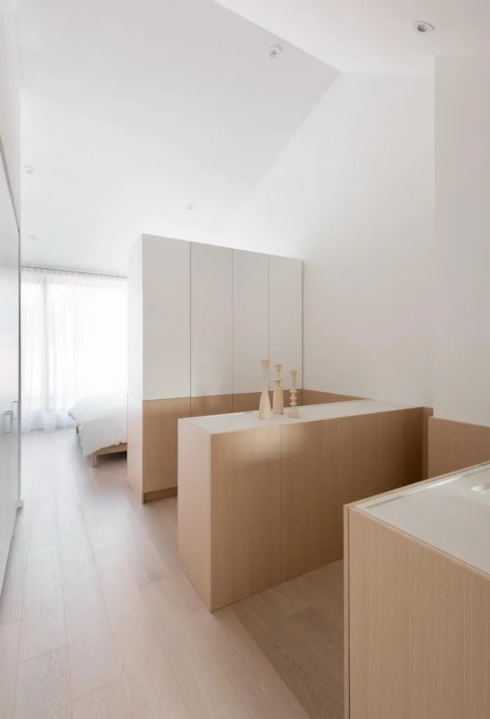 BIM建筑|波顿住宅：木质长橱柜贯通于细长空间 / StudioAC