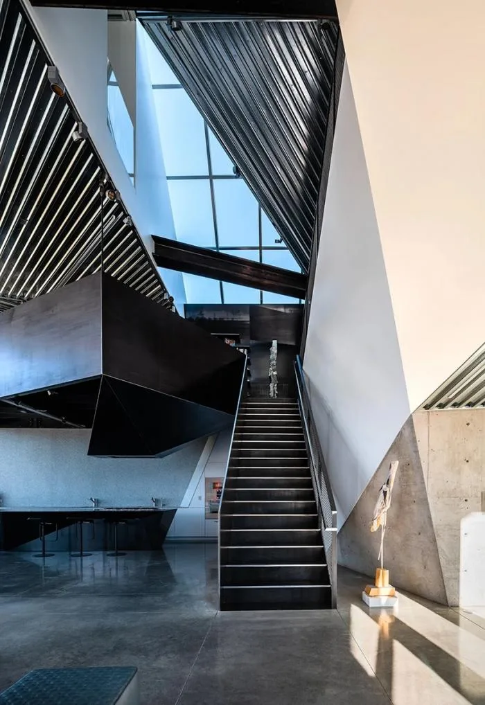 BIM建筑|美国西部荒漠中的“变形器”住宅 / OPA