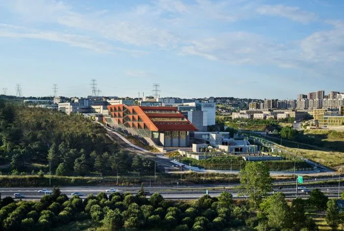 BIM建筑|沃兹耶因大学建筑与设计学院：“对角线”营造错动与平衡 / ARK-itecture