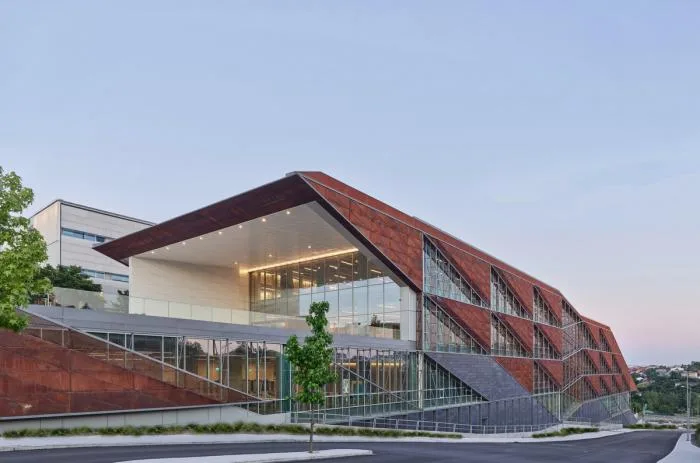BIM建筑|沃兹耶因大学建筑与设计学院：“对角线”营造错动与平衡 / ARK-itecture