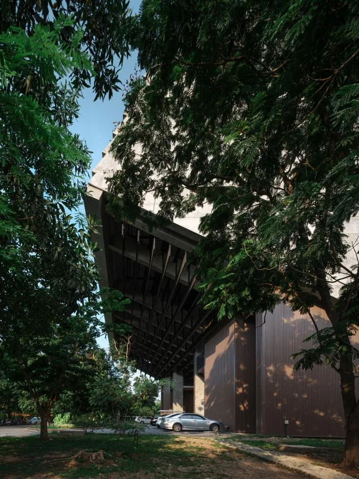 BIM建筑|泰国农业部金禧年博物馆，“倾倒”的大楼 / Plan Architect