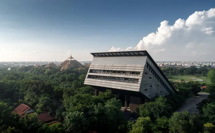 BIM建筑|泰国农业部金禧年博物馆，“倾倒”的大楼 / Plan Architect