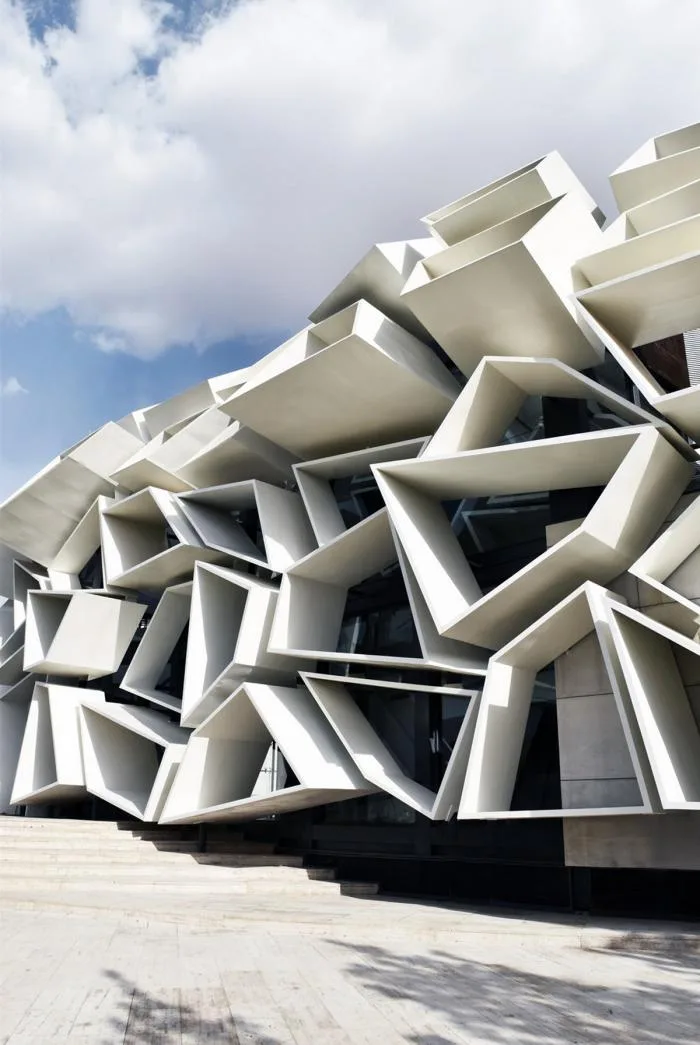 BIM建筑|多变折叠板拼成“蜂窝”般立面：伊朗绿地会议中心展览楼