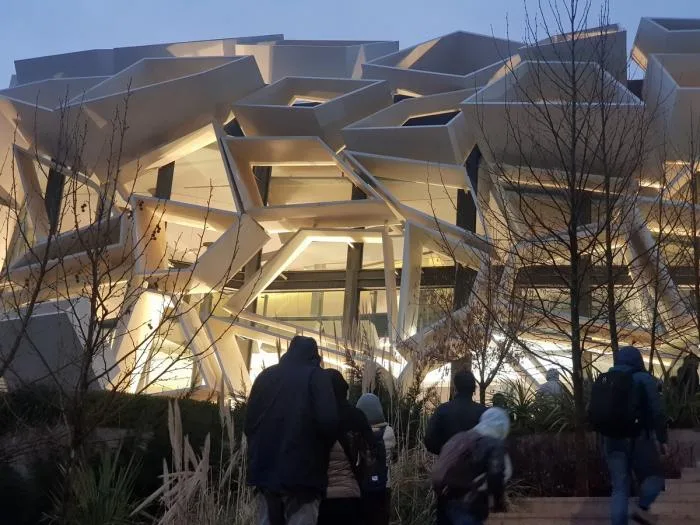 BIM建筑|多变折叠板拼成“蜂窝”般立面：伊朗绿地会议中心展览楼