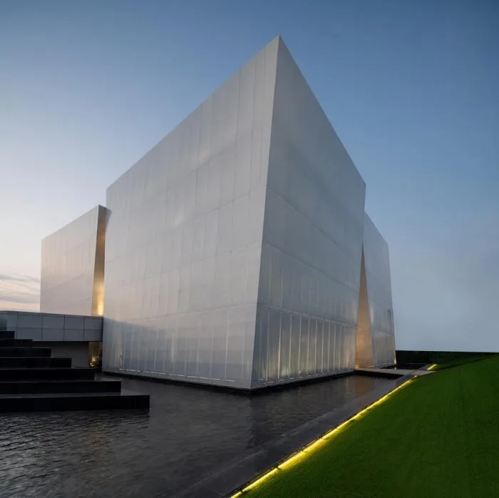 BIM建筑|荒野上的汉白玉——水发·信息小镇产业展示中心 / aoe|事建组