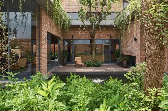 BIM建筑|闲赏庭院，静观游鱼：越南绿幕住宅 / HGAA