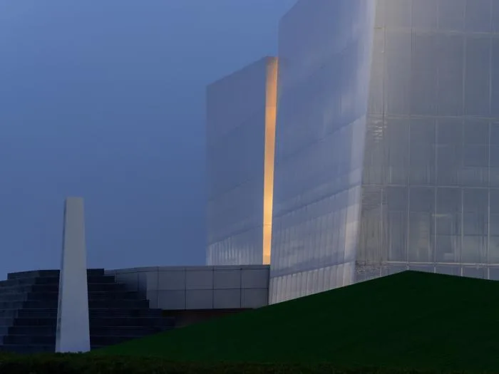 BIM建筑|荒野上的汉白玉——水发·信息小镇产业展示中心 / aoe|事建组