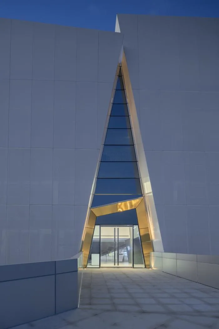 BIM建筑|荒野上的汉白玉——水发·信息小镇产业展示中心 / aoe|事建组