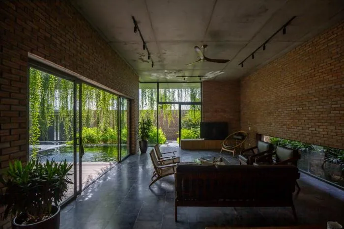 BIM建筑|闲赏庭院，静观游鱼：越南绿幕住宅 / HGAA