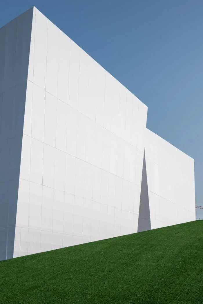 BIM建筑|荒野上的汉白玉——水发·信息小镇产业展示中心 / aoe|事建组