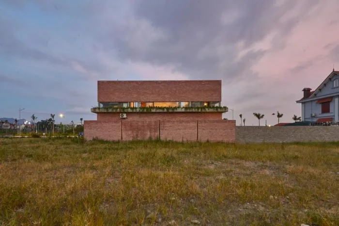 BIM建筑|闲赏庭院，静观游鱼：越南绿幕住宅 / HGAA