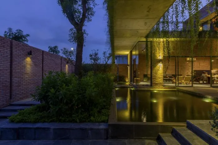 BIM建筑|闲赏庭院，静观游鱼：越南绿幕住宅 / HGAA