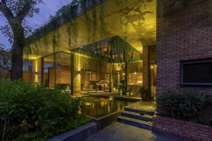 BIM建筑|闲赏庭院，静观游鱼：越南绿幕住宅 / HGAA