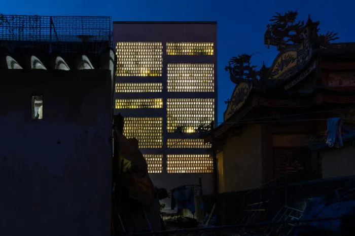 BIM建筑|与自然共居，越南百叶窗住宅 / Limdim House Studio