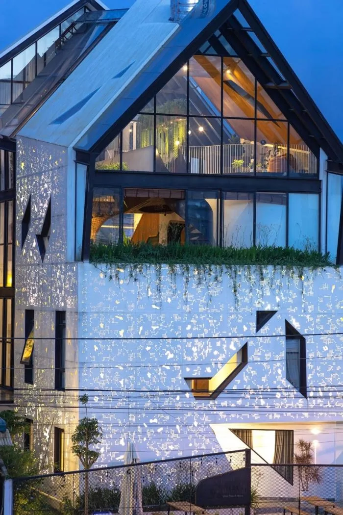 BIM建筑|星光熠熠，夜幕下的巨型灯笼 / Le House