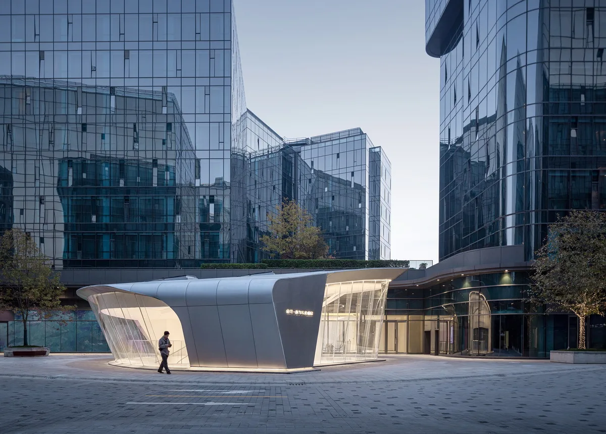 BIM建筑|上海虹桥首个当代艺术馆：一只“机翼”，跳脱于方盒子城市肌理 / 三益设计