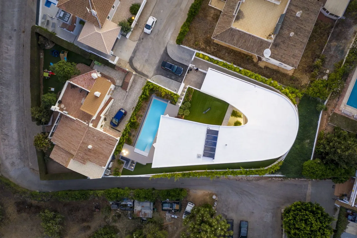 BIM建筑|葡萄牙 Dorfler 住宅，大胆而优雅的曲线 / Vitor Vilhena Arquitectura
