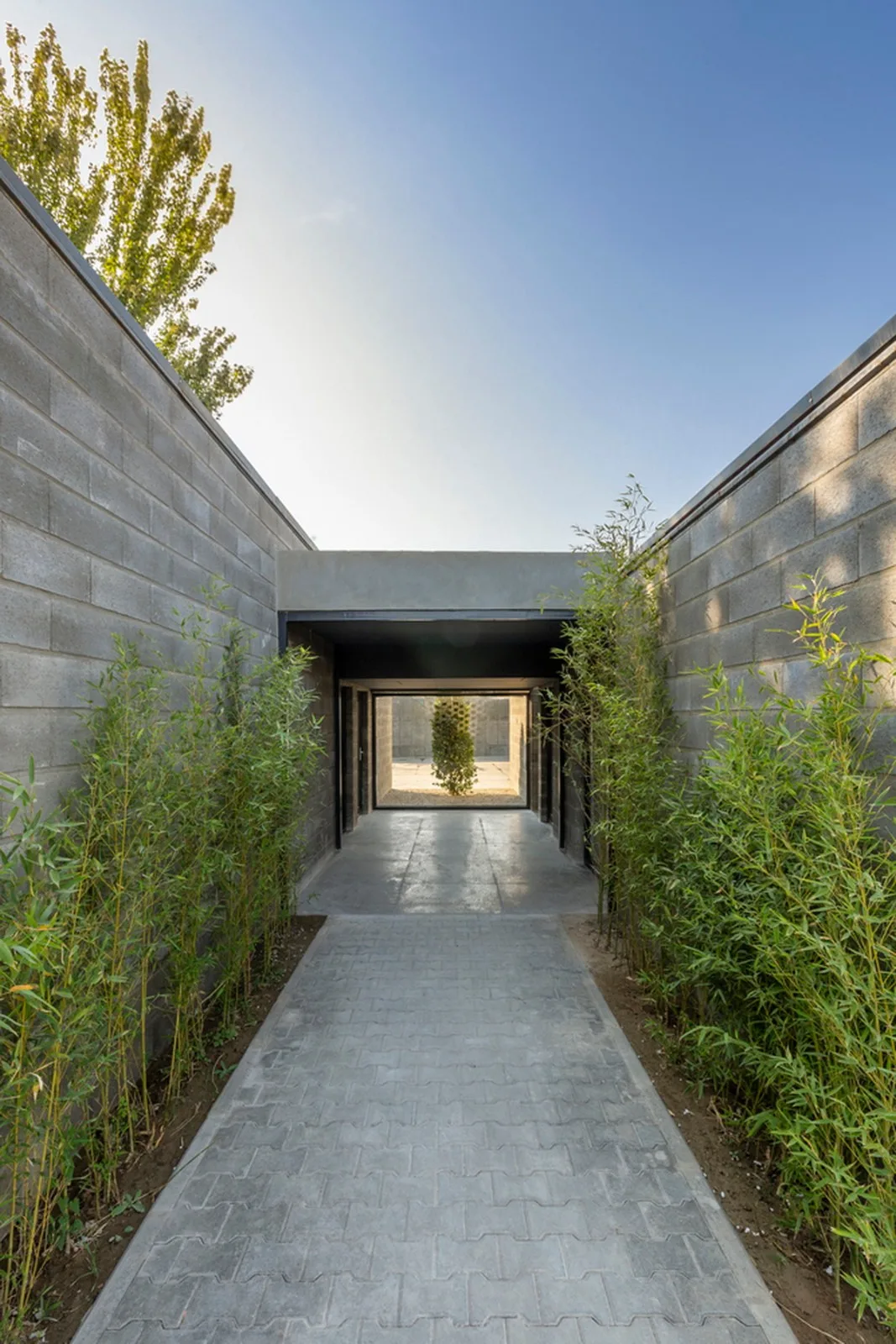 BIM建筑|Aptus 工厂展厅，庭院与光影之歌 / Hooba Design
