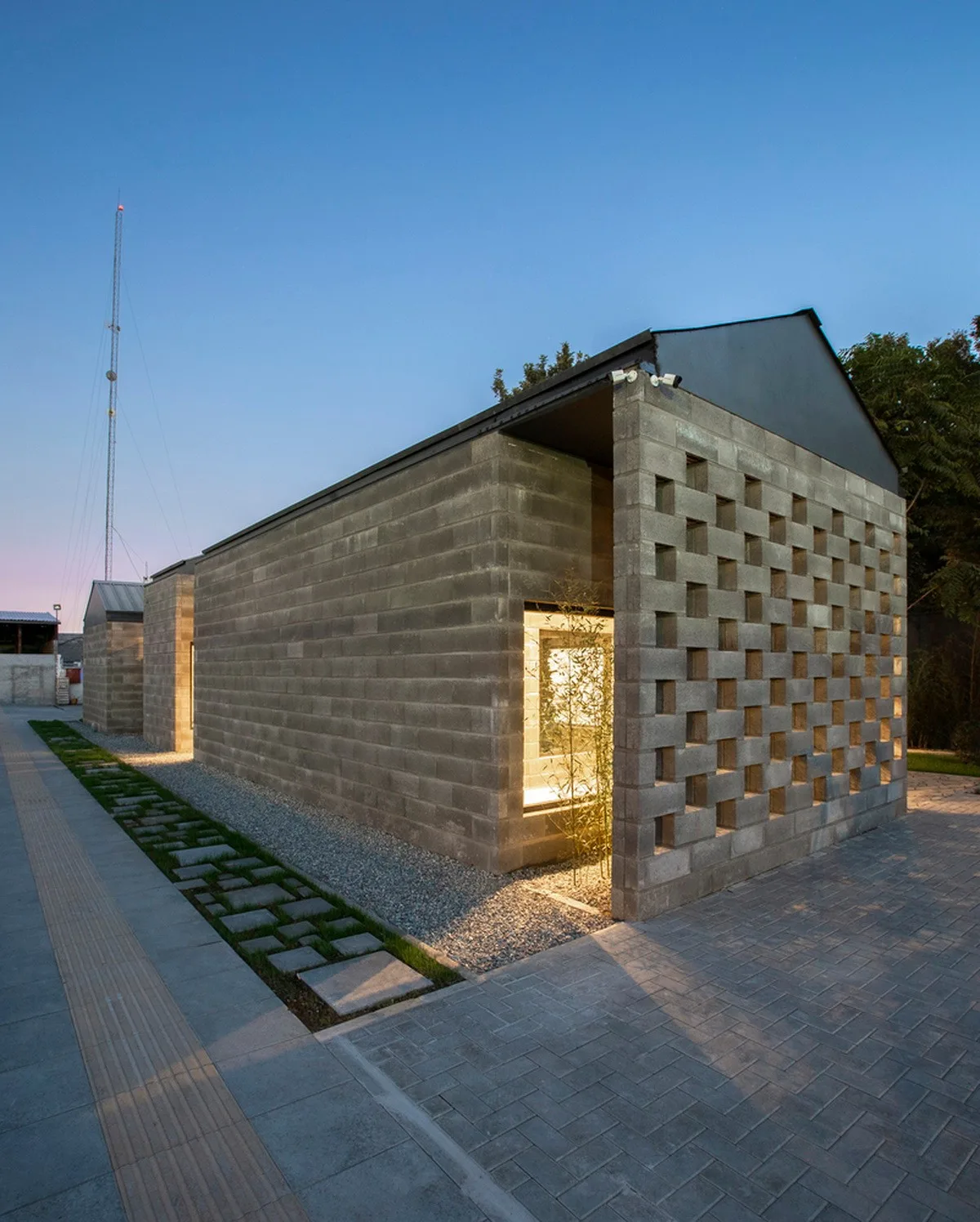 BIM建筑|Aptus 工厂展厅，庭院与光影之歌 / Hooba Design