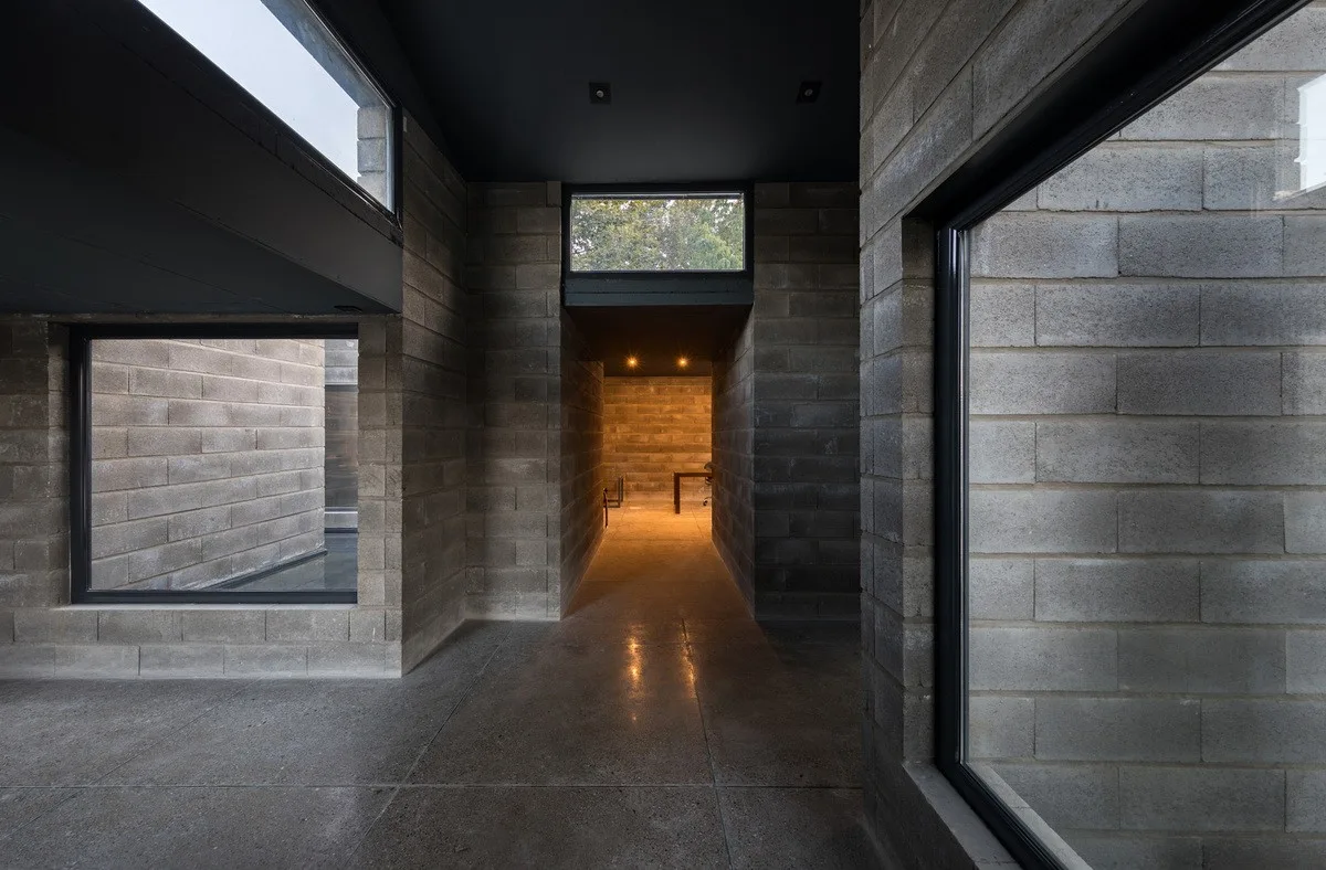 BIM建筑|Aptus 工厂展厅，庭院与光影之歌 / Hooba Design