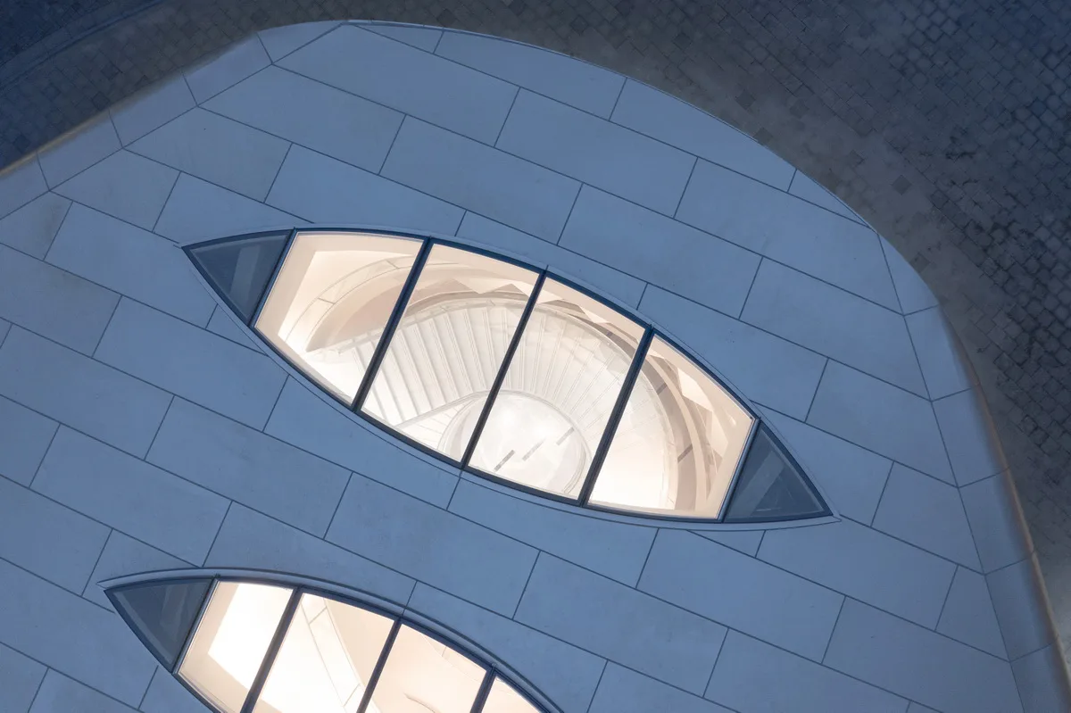 BIM建筑|上海虹桥首个当代艺术馆：一只“机翼”，跳脱于方盒子城市肌理 / 三益设计