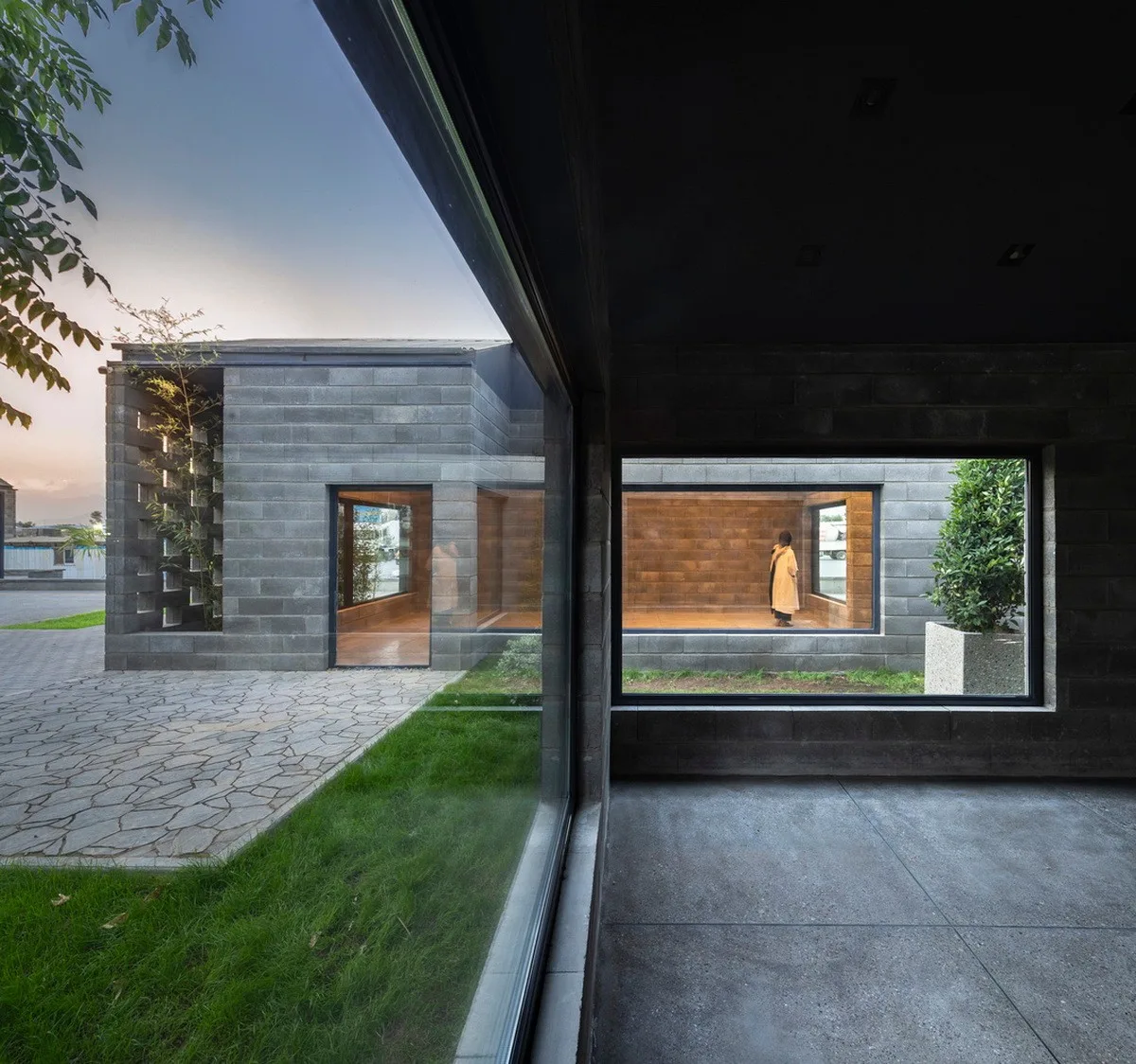 BIM建筑|Aptus 工厂展厅，庭院与光影之歌 / Hooba Design