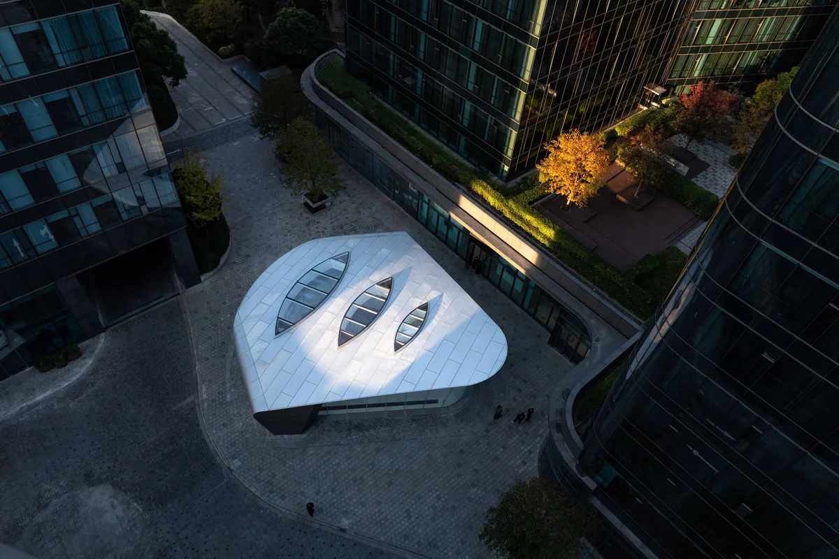 BIM建筑|上海虹桥首个当代艺术馆：一只“机翼”，跳脱于方盒子城市肌理 / 三益设计